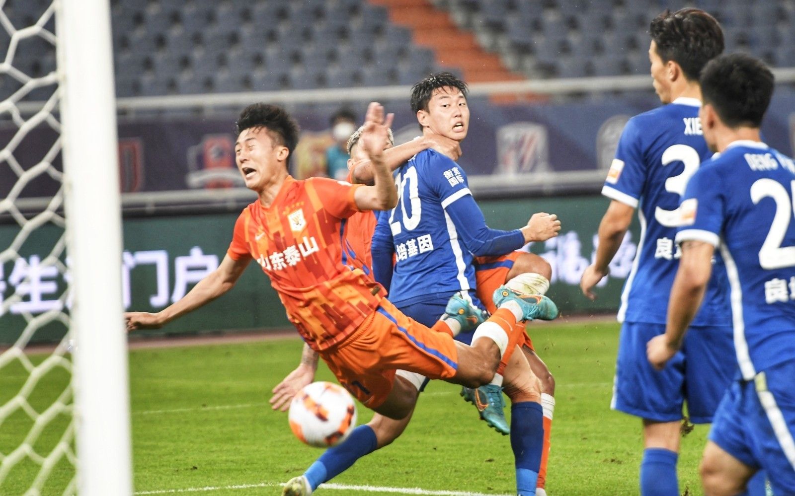 德天空：抗议警方进行裸体搜查，约500名科隆球迷提前离场（德天空：抗议警方脱衣搜查，约500名科隆球迷提前退场）