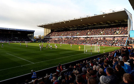 西甲：巴萨客场2-2战平塞维利亚（西甲：巴萨做客与塞维利亚2-2握手言和）