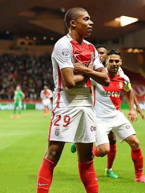 足球中超新外援亮相，身体对抗惊人（中超新外援首秀，身体对抗震撼全场）