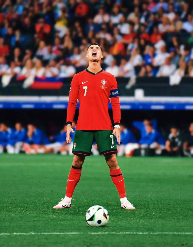 英超中游陷大乱斗！11队仅差6分，曼联利物浦等四队同积26分（英超中游混战白热化：11队分差仅6分，曼联、利物浦等四队同积26分）