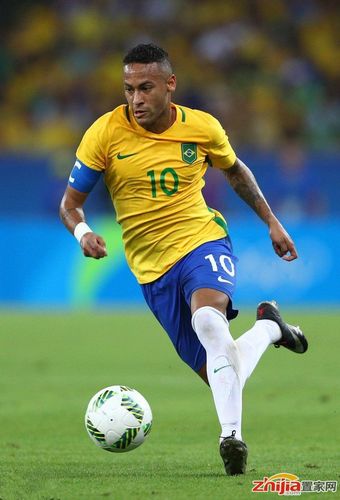 疑似拉倒巴恩斯未吹罚犯规，詹姆斯：我只是碰了他，没拉他（被质疑拉倒巴恩斯未判犯规，詹姆斯回应：只是碰到并非拉人）