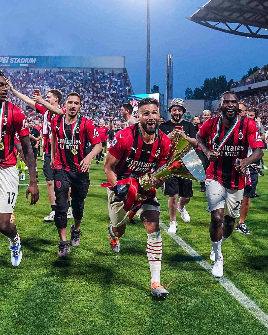 英超-十人切尔西1-1阿森纳，凯塞多蹬踏染红，枪手5分优势领跑（英超：切尔西少打一人1-1战平阿森纳，凯塞多蹬踏被罚下，阿森纳以5分优势领跑）