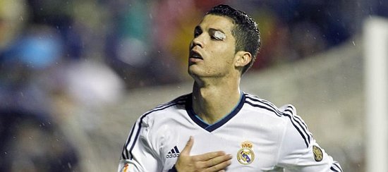 这雪有点大，欧冠赛前一名挪威记者在博德闪耀的球场边线处滑雪（欧冠赛前雪势凶猛，挪威记者在博德闪耀场边滑雪）