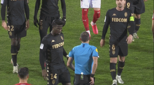 足球英超本轮最佳阵公布，新援发挥亮眼（英超本轮最佳阵容出炉，新援表现抢眼）