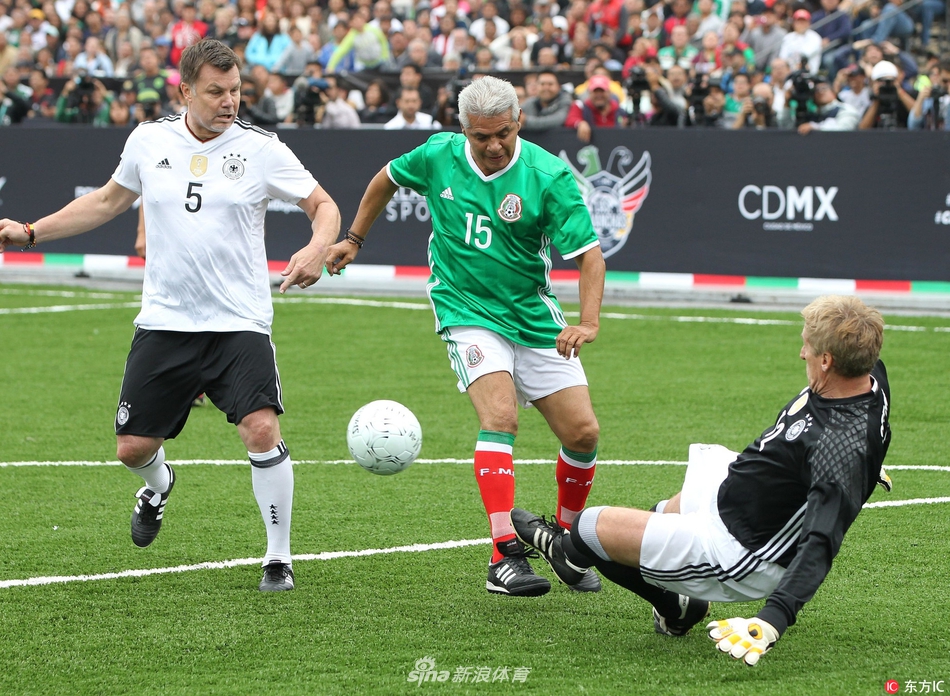 记者：莱万有一种几乎疯狂的求胜欲，他与哈维成了更衣室对手